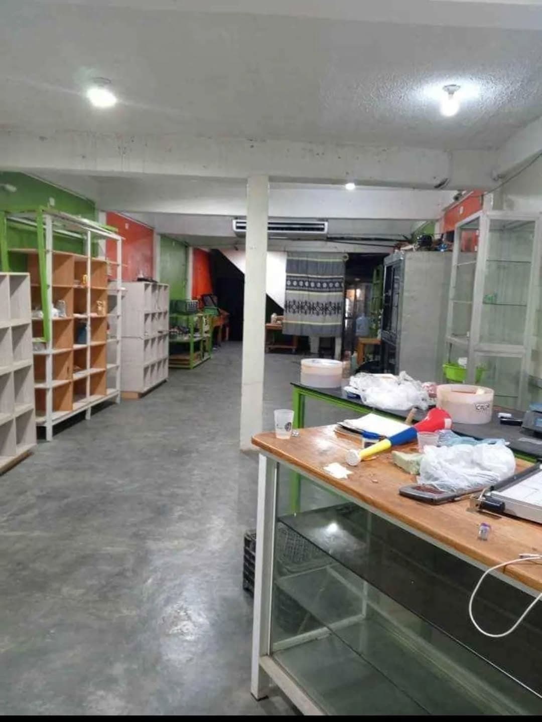 Local comercial en venta con casa en Lechería