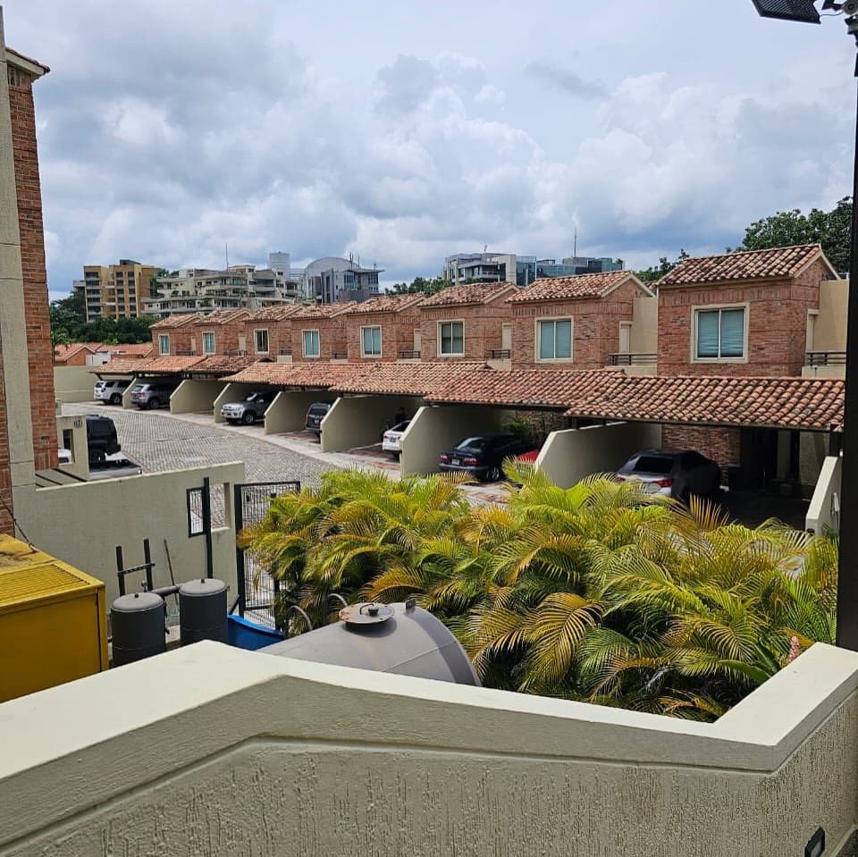 Townhouse de esquina en alquiler, Resd. Vistalago, Altos de Guataparo - Imagen 1