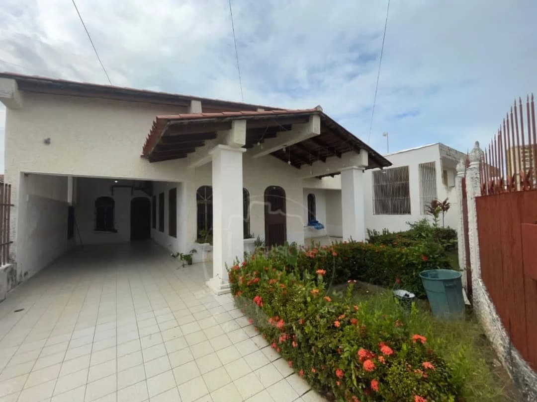 Amplia casa con apartamento estudio en Urb. Villa Asia, Puerto Ordaz