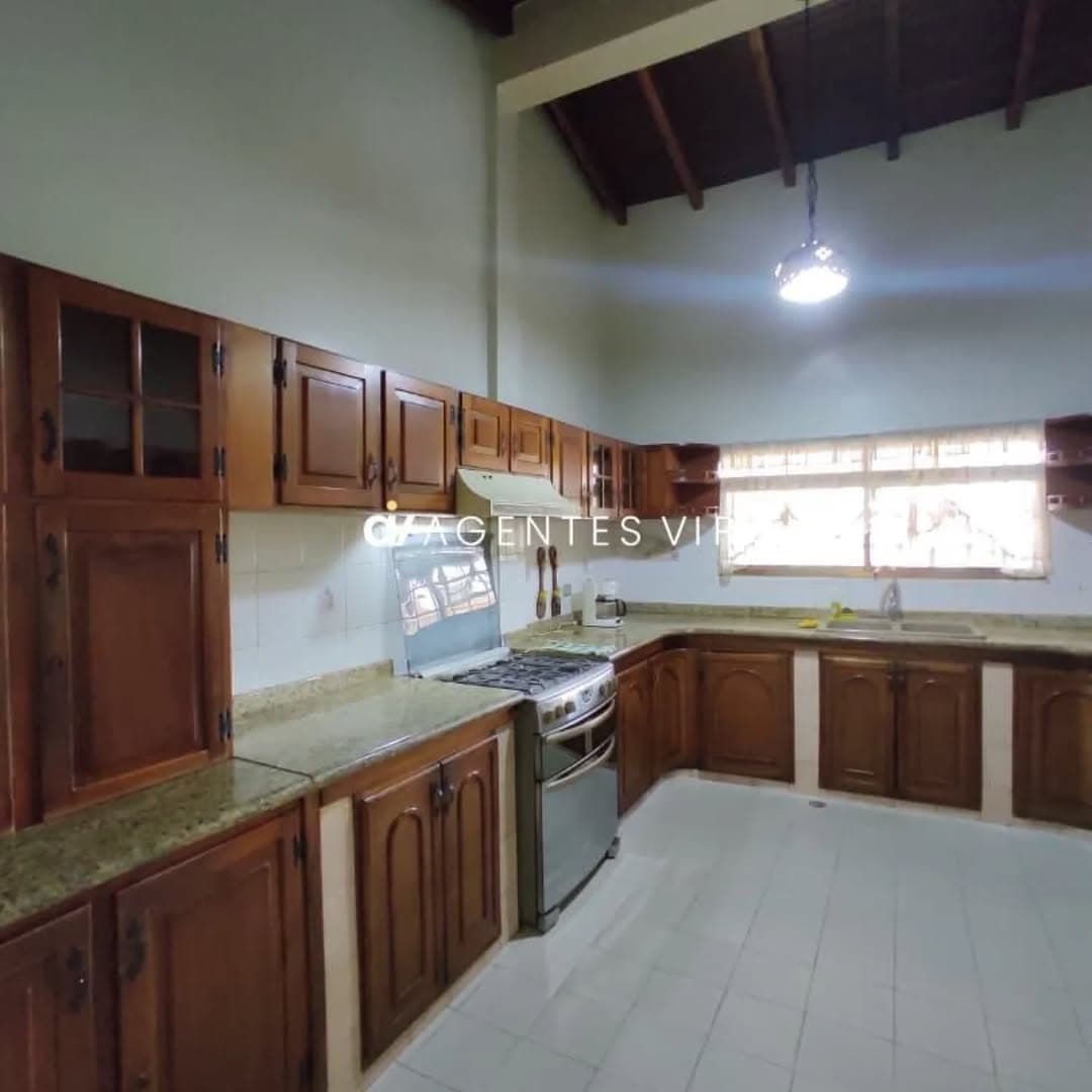 Amplia casa en venta con anexo, La Floresta