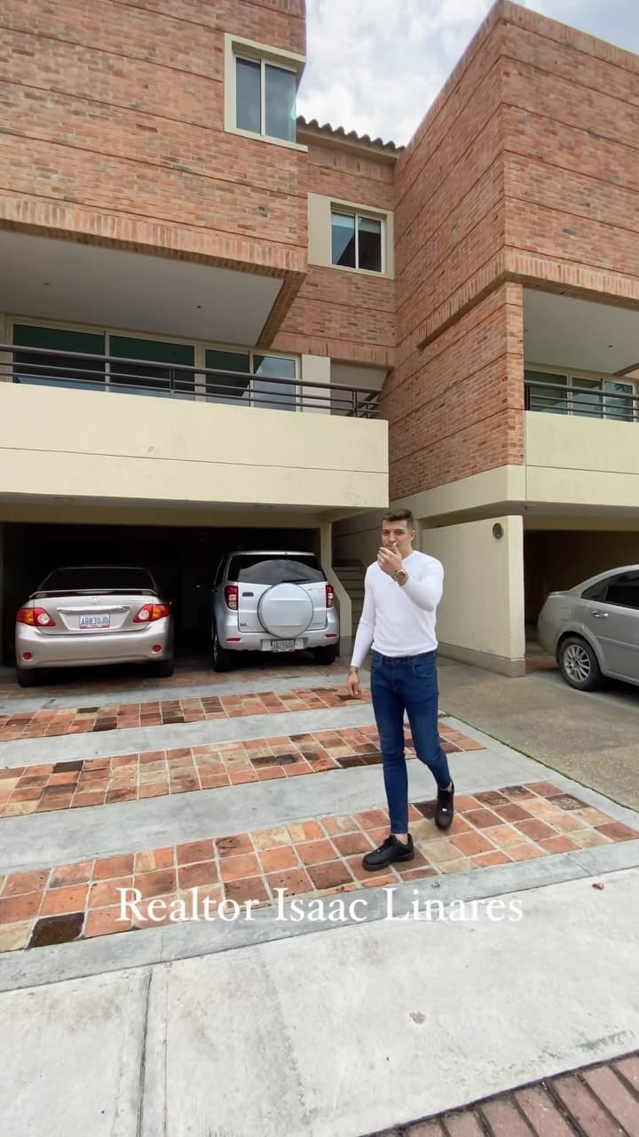 Townhouse en Venta/Alquiler en Altos de Guataparo, Res. Vistalago - Imagen 1